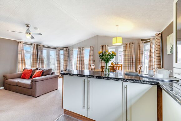 Oak Deluxe 4 - Ashby Woulds Lodges and Spa, Overseal, Nr Ashby-de-la-Zouch