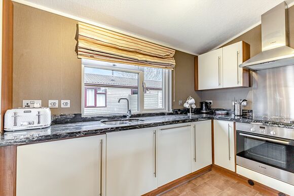 Oak Deluxe 4 - Ashby Woulds Lodges and Spa, Overseal, Nr Ashby-de-la-Zouch