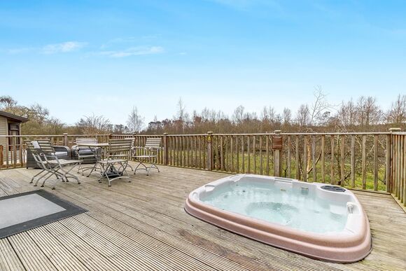 Oak Deluxe 6 - Ashby Woulds Lodges and Spa, Overseal, Nr Ashby-de-la-Zouch
