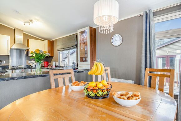 Oak Deluxe 6 - Ashby Woulds Lodges and Spa, Overseal, Nr Ashby-de-la-Zouch