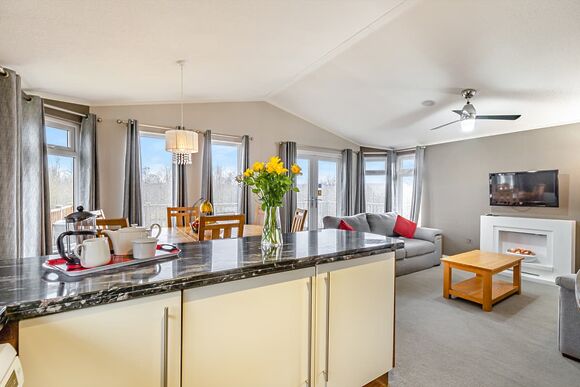 Oak Deluxe 6 - Ashby Woulds Lodges and Spa, Overseal, Nr Ashby-de-la-Zouch