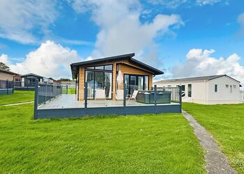 Harlyn Lodge - Atlantic Bays Holiday Park, Padstow