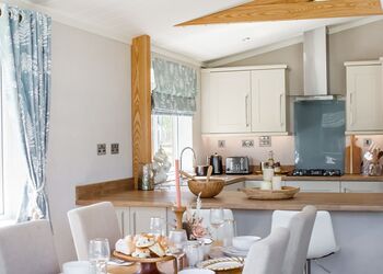 Harlyn Lodge - Atlantic Bays Holiday Park, Padstow