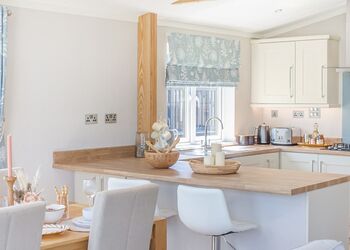 Harlyn Lodge - Atlantic Bays Holiday Park, Padstow