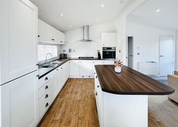 Trevone Lodge - Atlantic Bays Holiday Park, Padstow