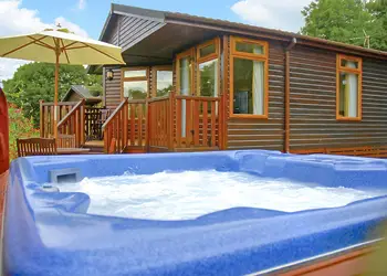 Athelington Lodge - Athelington Hall Farm Lodges, Horham, Eye