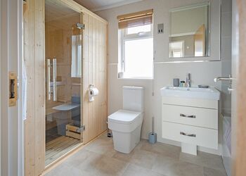 Primrose 2 - Athelington Hall Farm Lodges, Horham, Eye