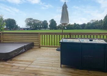 Athelington Lodge - Athelington Hall Farm Lodges, Horham, Eye