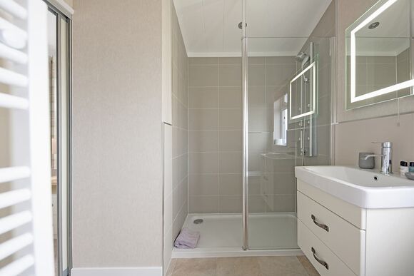 Primrose 2 - Athelington Hall Farm Lodges, Horham, Eye