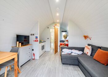 Maple Deluxe Pod - Bowbrook Lodges, Pershore