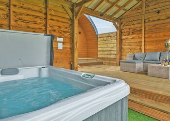 Maple Deluxe Pod - Bowbrook Lodges, Pershore