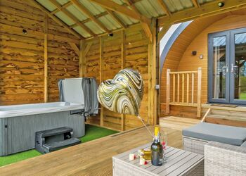 Maple Deluxe Pod - Bowbrook Lodges, Pershore