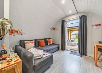 Maple Deluxe Pod - Bowbrook Lodges, Pershore