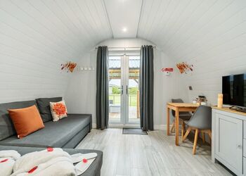 Maple Deluxe Pod - Bowbrook Lodges, Pershore