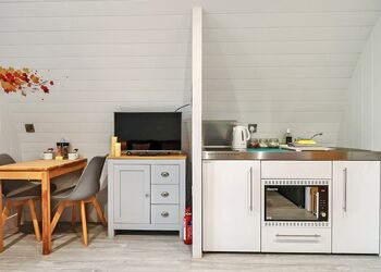 Maple Deluxe Pod - Bowbrook Lodges, Pershore