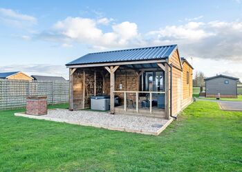 Willow Deluxe Pod - Bowbrook Lodges, Pershore