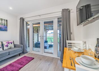 Willow Deluxe Pod - Bowbrook Lodges, Pershore