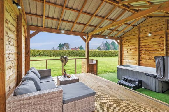 Maple Deluxe Pod - Bowbrook Lodges, Pershore