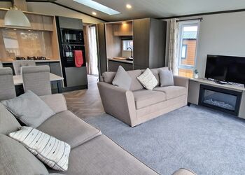 Lodge with Hot tub - Brickyards Lakes Country Park, Malton