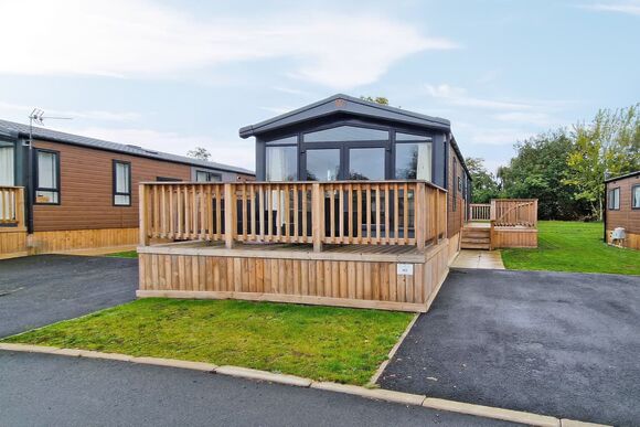 Lodge with Hot tub - Brickyards Lakes Country Park, Malton