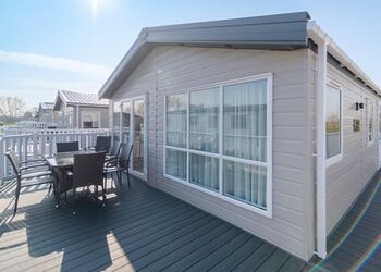 Platinum 3 Pet Friendly Lodge with Hot Tub - Brynteg Country and Leisure Retreat, Llanrug