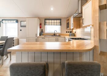 Platinum 3 Pet Friendly Lodge with Hot Tub - Brynteg Country and Leisure Retreat, Llanrug