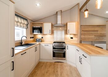 Platinum 3 Pet Friendly Lodge with Hot Tub - Brynteg Country and Leisure Retreat, Llanrug