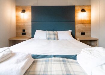 Platinum 3 Pet Friendly Lodge with Hot Tub - Brynteg Country and Leisure Retreat, Llanrug