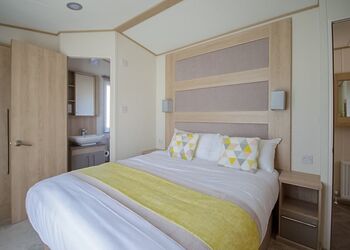 Platinum 3 Pet Friendly Caravan with Hot Tub - Brynteg Country and Leisure Retreat, Llanrug