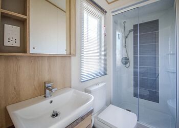 Platinum 3 Pet Friendly Caravan with Hot Tub - Brynteg Country and Leisure Retreat, Llanrug