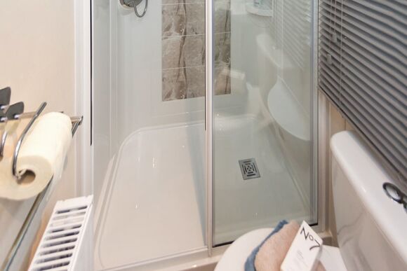 Platinum 3 Pet Friendly Caravan with Decking - Brynteg Country and Leisure Retreat, Llanrug