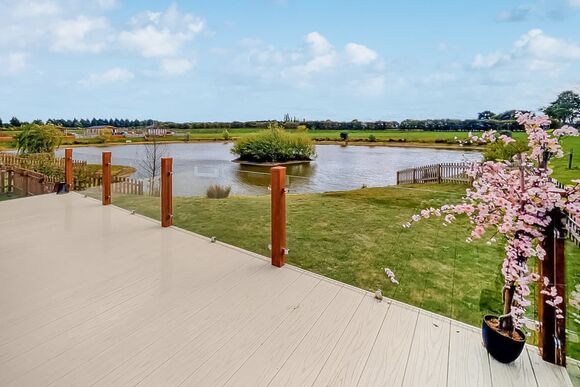 Lake View Lodge - Beech Tree Park Cottages, Hatfield Woodhouse, Nr. Doncaster