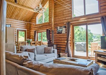 Superior Lodge - Black Hall Lodges, Knighton