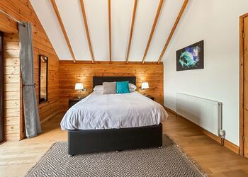 Helsinki Gold - Black Hall Lodges, Knighton