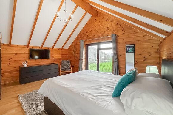 Helsinki Gold - Black Hall Lodges, Knighton