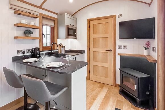 The Shepherds Hut - Black Hall Lodges, Knighton