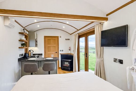 The Shepherds Hut - Black Hall Lodges, Knighton