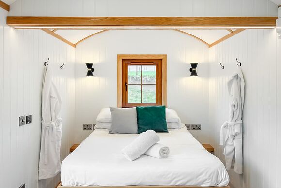 The Shepherds Hut - Black Hall Lodges, Knighton