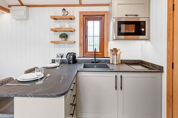 The Shepherds Hut - Black Hall Lodges, Knighton