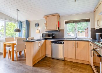 Kingham Lodge Plus 6 - Bluewood Lodges, Cotswolds