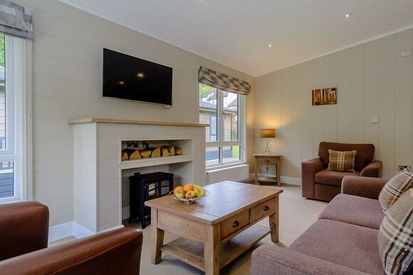 Pemberley Watersedge Lodge - Bath Mill Lodge Retreat, Newton Saint Loe, Nr Bath
