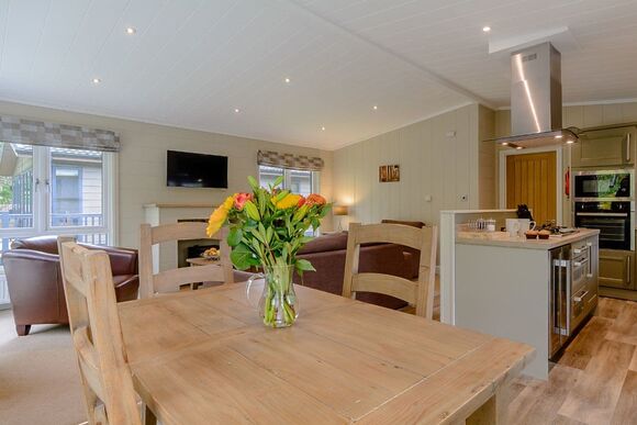 Pemberley Watersedge Lodge - Bath Mill Lodge Retreat, Newton Saint Loe, Nr Bath