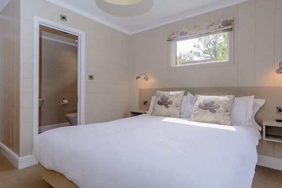 Pemberley Watersedge Lodge - Bath Mill Lodge Retreat, Newton Saint Loe, Nr Bath