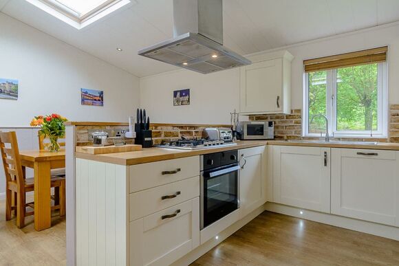 Newton Brook Elegance Lodge - Bath Mill Lodge Retreat, Newton Saint Loe, Nr Bath