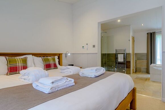 Newton Brook Elegance Lodge - Bath Mill Lodge Retreat, Newton Saint Loe, Nr Bath