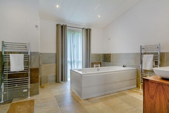 Newton Brook Elegance Lodge - Bath Mill Lodge Retreat, Newton Saint Loe, Nr Bath