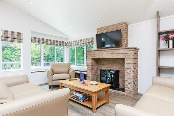 Hartfield Watersedge Lodge - Bath Mill Lodge Retreat, Newton Saint Loe, Nr Bath