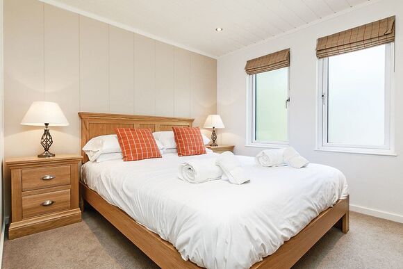 Hartfield Watersedge Lodge - Bath Mill Lodge Retreat, Newton Saint Loe, Nr Bath