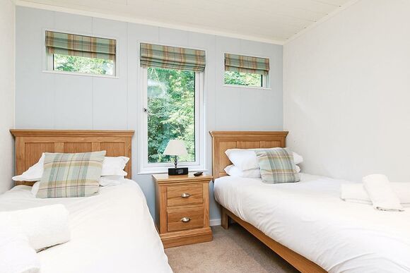 Hartfield Watersedge Lodge - Bath Mill Lodge Retreat, Newton Saint Loe, Nr Bath