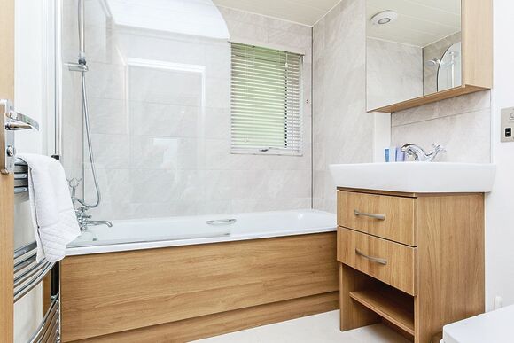 Hartfield Watersedge Lodge - Bath Mill Lodge Retreat, Newton Saint Loe, Nr Bath